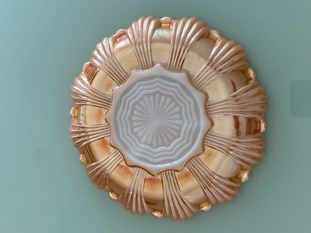 PLATO ANTIGUO DE VIDRIO DE OPALITA NACARADA ROSADA