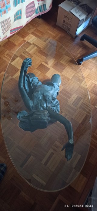 Mesa central con figura