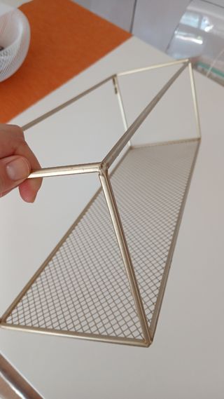 Estantería metálica dorada de rejilla