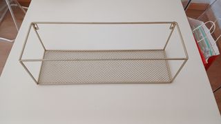 Estantería metálica dorada de rejilla