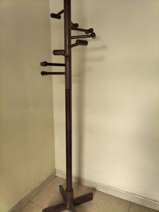 Perchero de pie de madera