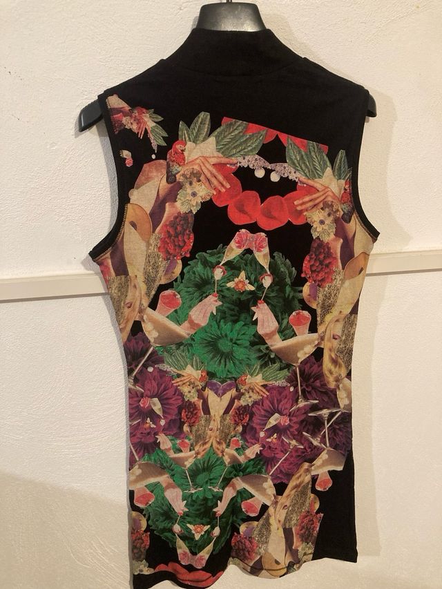 Abito attillato, fantasia con particolari