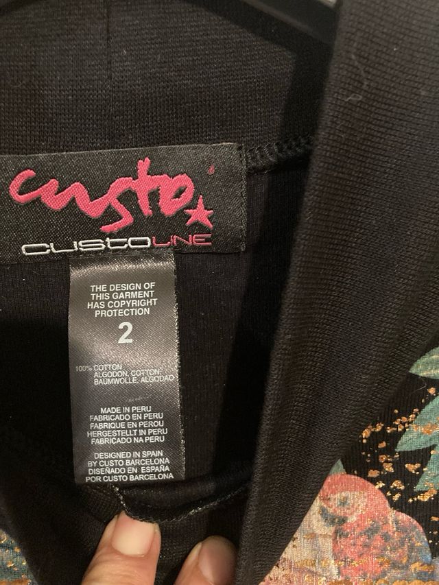 Abito attillato, fantasia con particolari