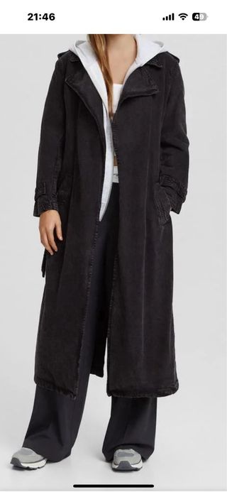 El abrigo trench sarga de Bershka