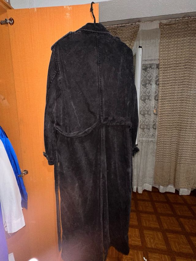 El abrigo trench sarga de Bershka