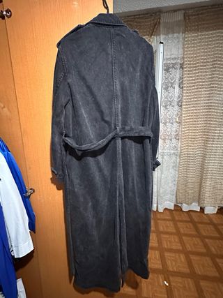 El abrigo trench sarga de Bershka