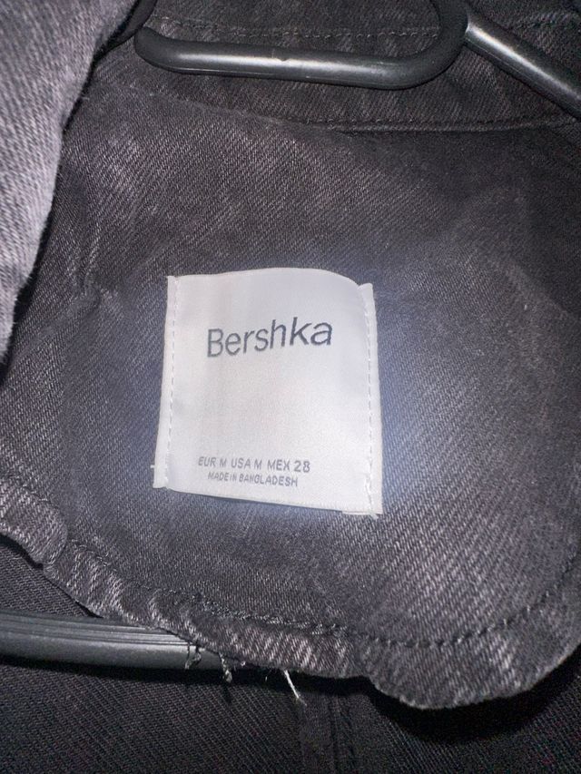 El abrigo trench sarga de Bershka