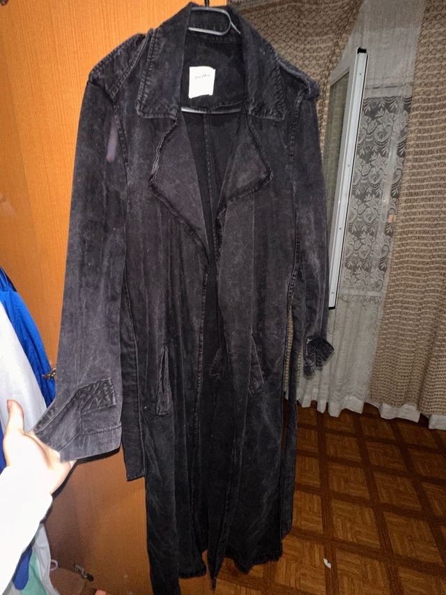 El abrigo trench sarga de Bershka