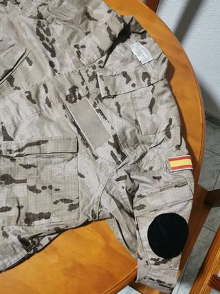 Uniforme pixelado arido 