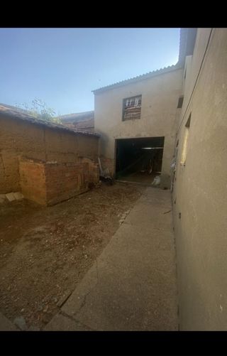 Vivienda con 2 patios y varios almacenes