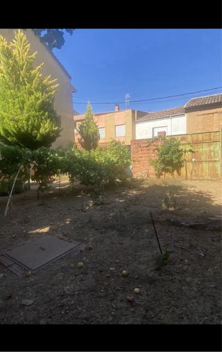 Vivienda con 2 patios y varios almacenes