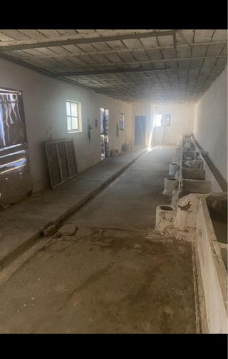 Vivienda con 2 patios y varios almacenes