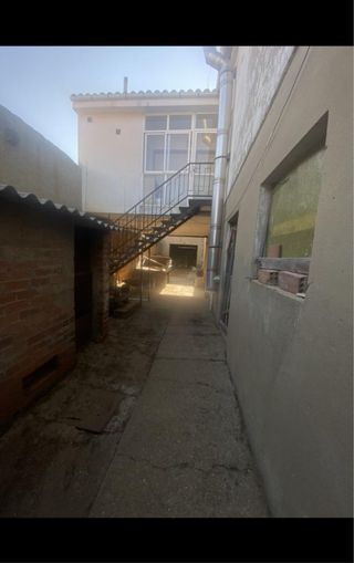 Vivienda con 2 patios y varios almacenes
