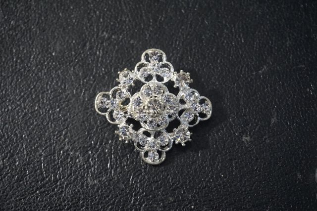 Broche de piedras preciosas .