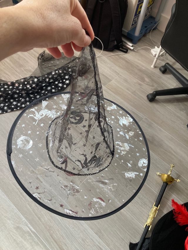 Sombrero y capa bruja