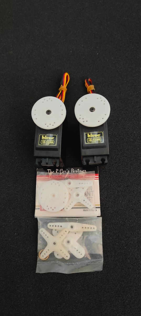 Servocomandi scala 1/4 Hitec HS700BB