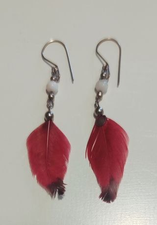 Pendientes con plumas en color rojo