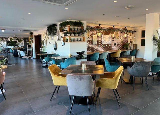 Mesas y sillas terciopelo