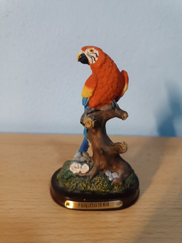 Estatua de guacamayo rojo para decoración