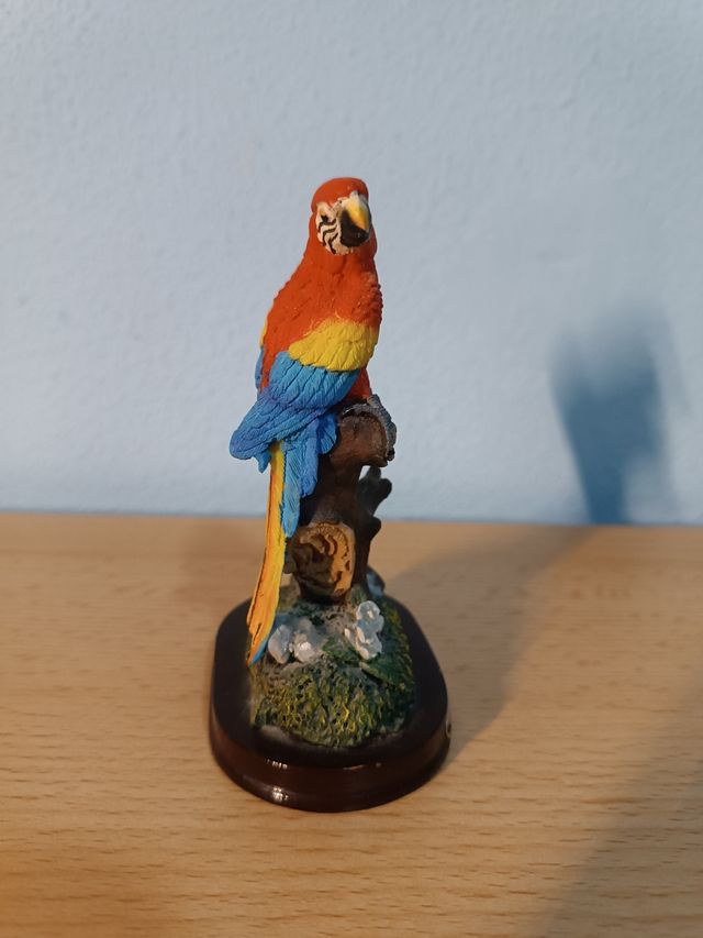 Estatua de guacamayo rojo para decoración