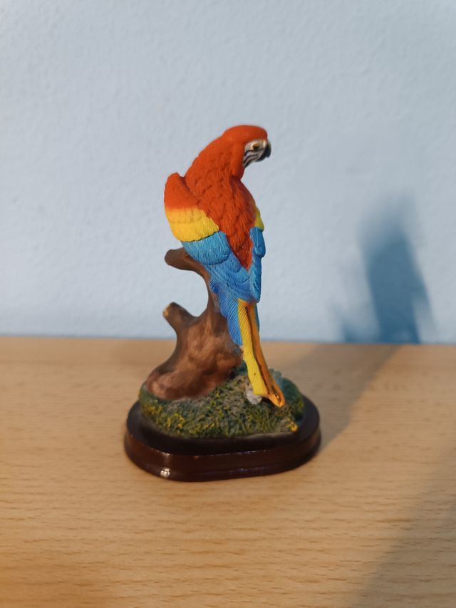 Estatua de guacamayo rojo para decoración