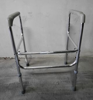 Andador fijo plateado sin ruedas