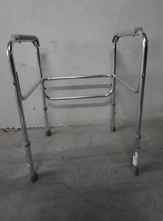 Andador fijo plateado sin ruedas