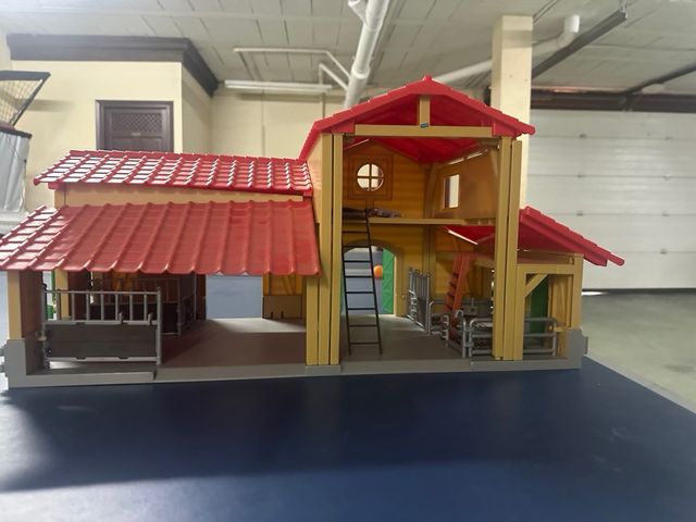 Casa muñecas-granja cuadra