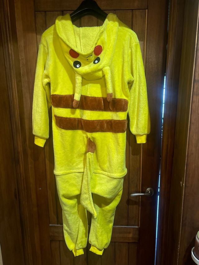 Pijama picachu entero capucha pelo