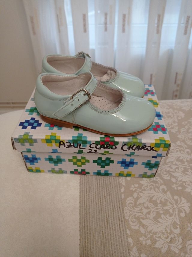 Zapato charol azul clarito