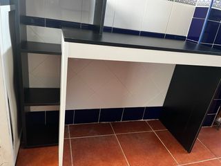 Escritorio con estantería