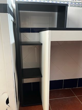 Escritorio con estantería