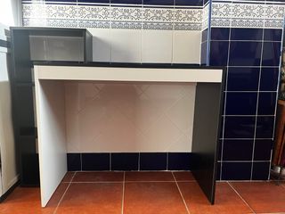 Escritorio con estantería