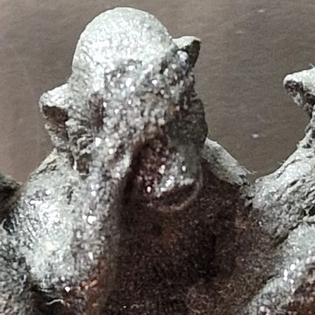 Tre scimmiette sul tronco