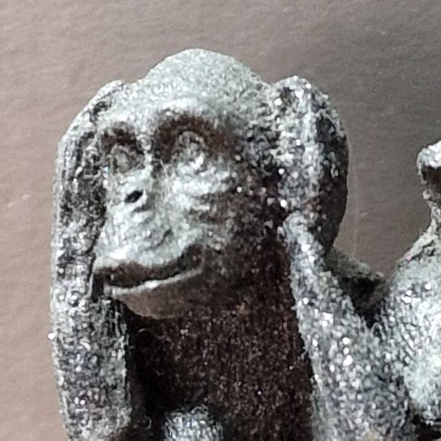 Tre scimmiette sul tronco