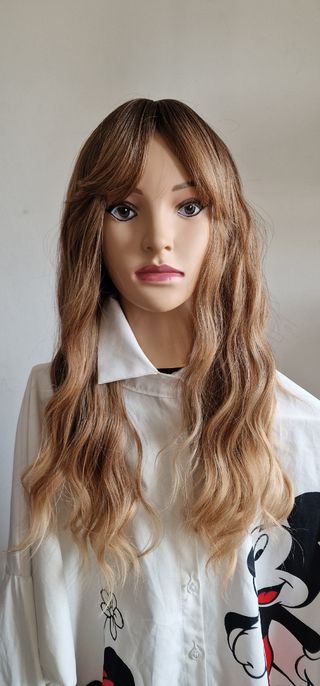 Peluca marrón con mechas 