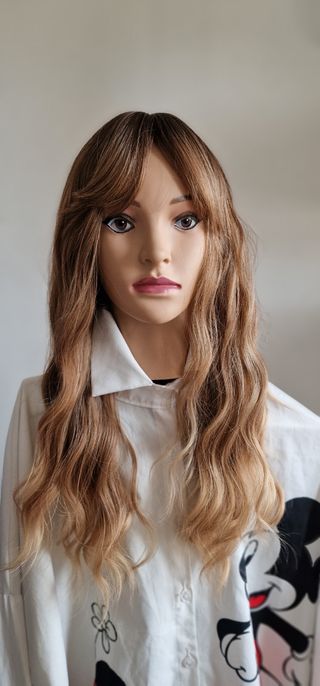Peluca marrón con mechas 