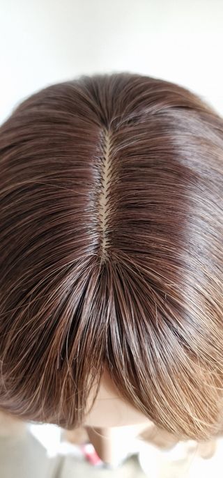 Peluca marrón con mechas 