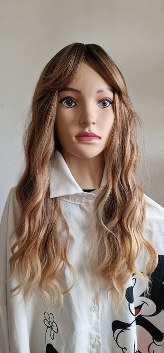 Peluca marrón con mechas 