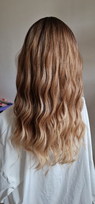 Peluca marrón con mechas 