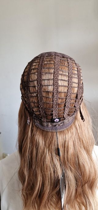 Peluca marrón con mechas 