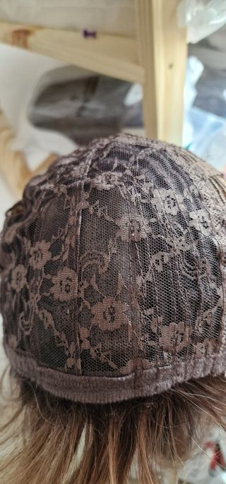 Peluca marrón con mechas 