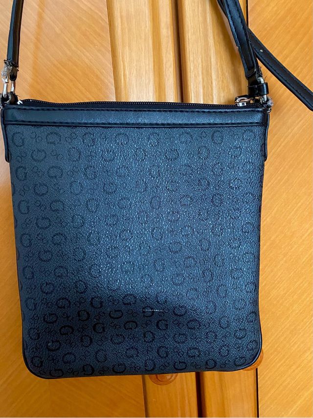 Bolso negro bandolera de Guess
