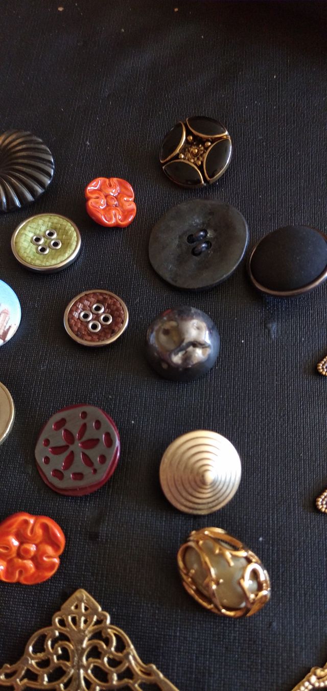 Botones de metal con cantidad de cada modelo