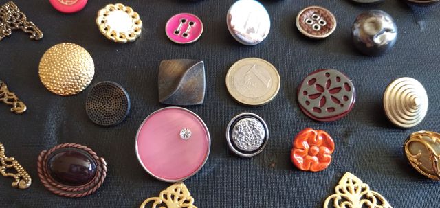 Botones de metal con cantidad de cada modelo