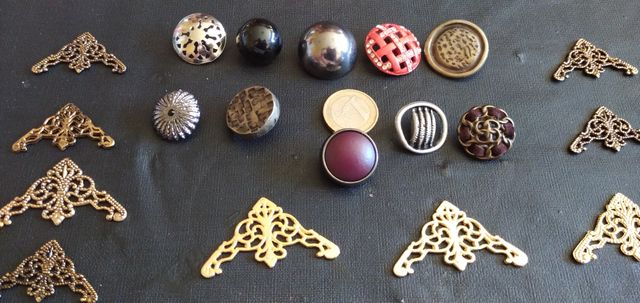 Botones de metal con cantidad de cada modelo