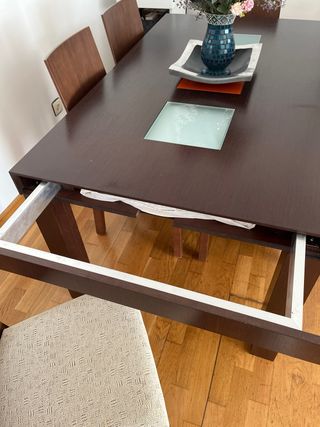 Mesa de nadera maciza con un juego de 6 sillas