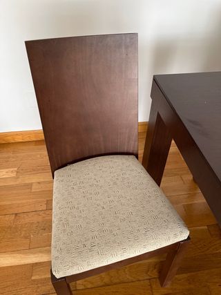Mesa de nadera maciza con un juego de 6 sillas