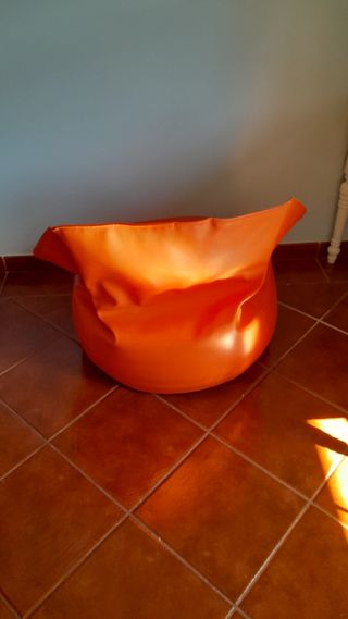 Puff laranja com fecho no enchimento