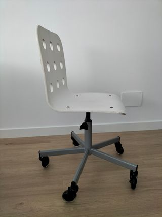 Silla blanca de  escritorio,ordenador y oficina 